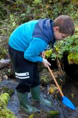 gf1179 Spielen im Bach.jpg